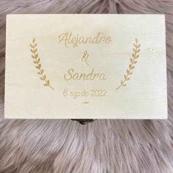 Caja de madera grabada