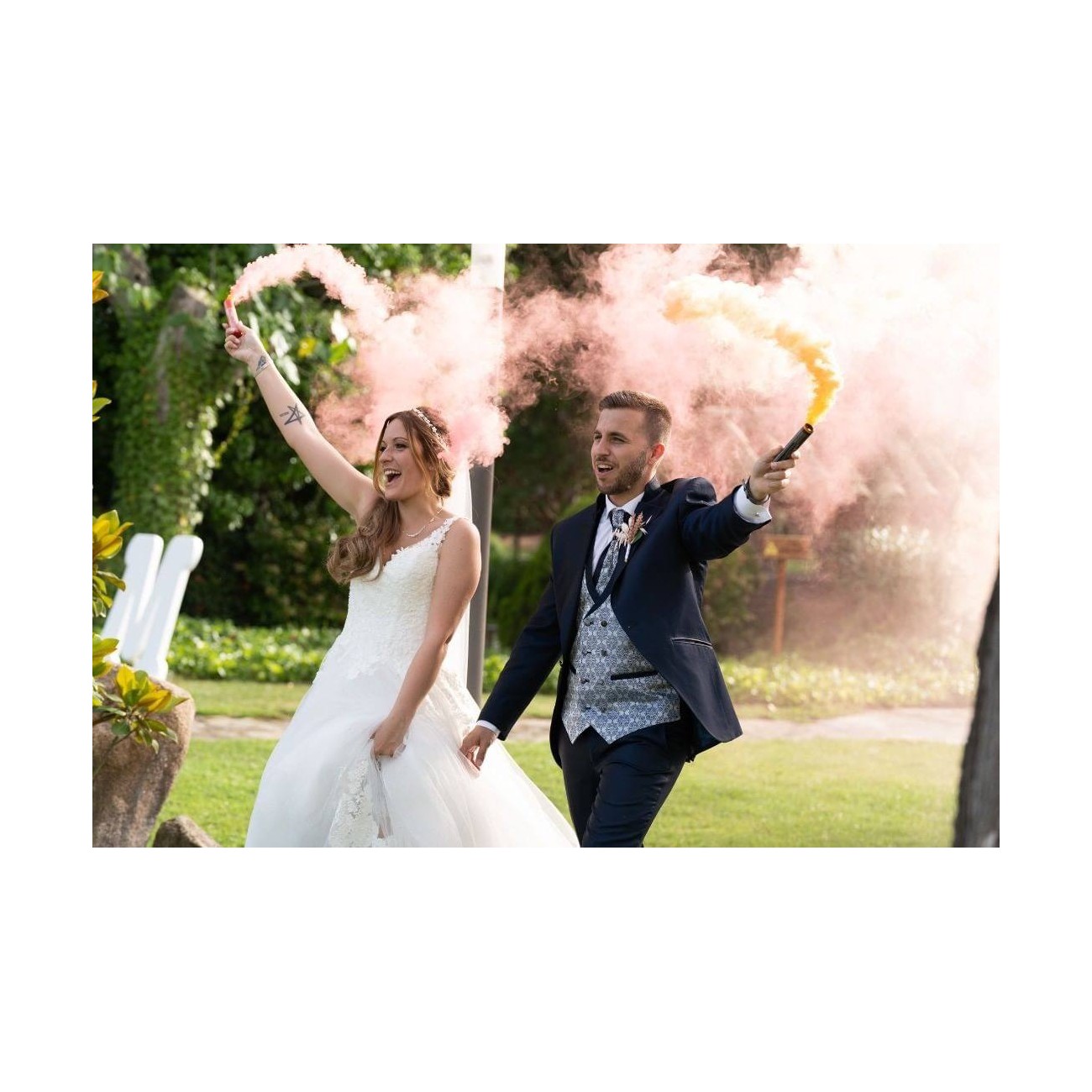 Bengalas de humo para dar color a tu boda - Divinity