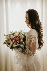 Peinado de novia con melena larga suelta.