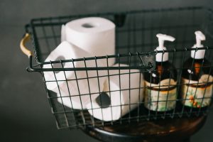 Colocar productos de higiene en el baño