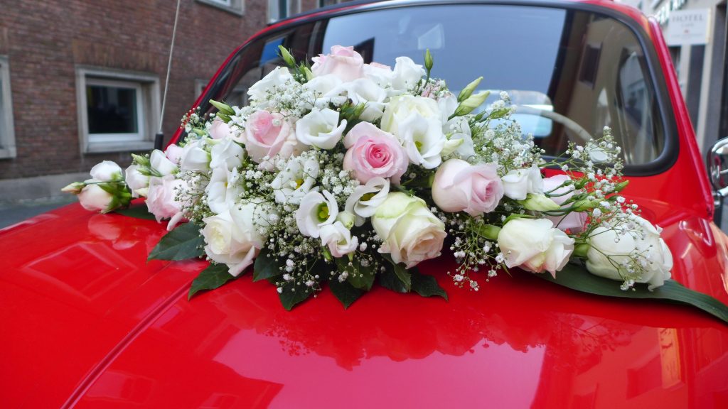 decoracion con flores para coche nupcial